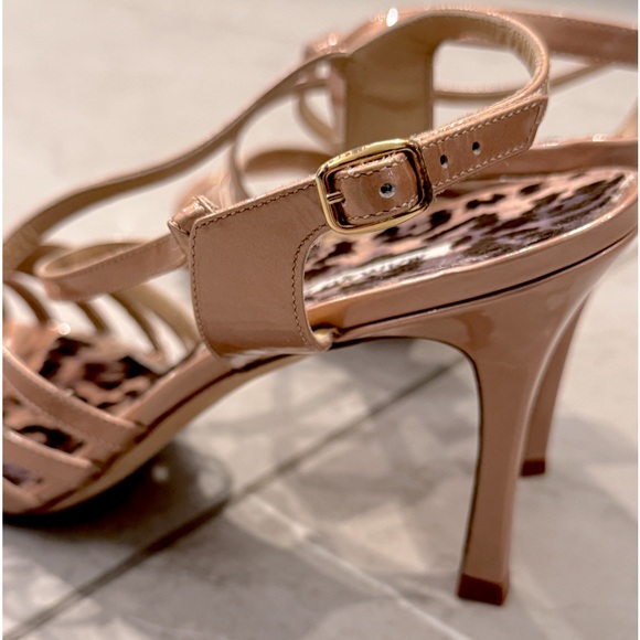 Manolo Blahnik Beige Nude pearlized patent leather heels sandal. 39 like new - Picture 3 of 10